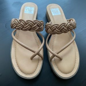DV Dolce Vita Women's Flip-Flop (size 8)